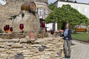 Anne beim Rotweinbrunnen im Weingut von Milestii Mici in Moldawien