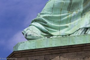 Die Freiheitsstatue von New York lebt auf großem Fuß...