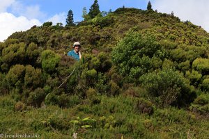 Annette steht bis zum Hals in der Baumheide