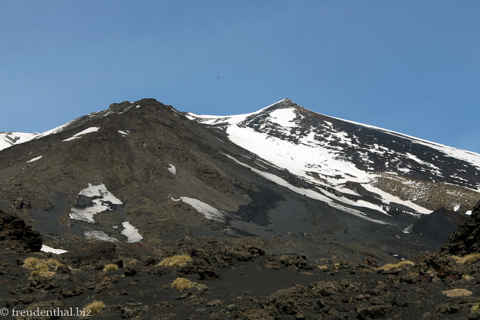 Teils mit Schnee bedeckte Gipfelregion des Vulkans Ätna im Nordosten von Sizilien