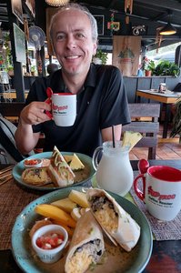 Beim Frühstück im Red Frog Coffee Roasters