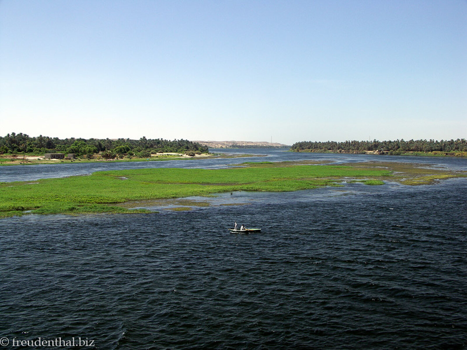 Malerische Flusslandschaft mit grüner Vegetation auf dem Nil in Ägypten