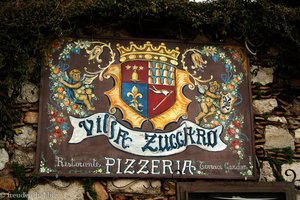 Eingang zur Pizzeria Villa Zuccaro