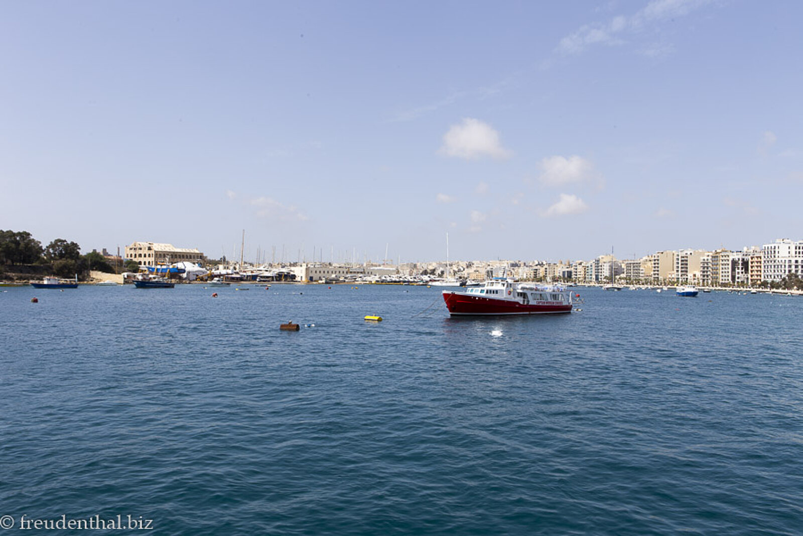 Blick über den Fährhafen von Sliema zu einem einzelnen Boot auf Malta