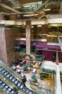 viel goldener und roter Kitsch im Trump Tower