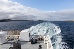 die MV Hjaltland entfernt sich langsam von den Shetlandinseln