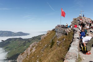 Blick vom Großen Mythen über die Sonnenterrasse zur Rigi