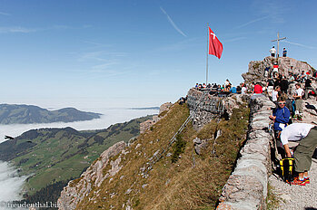 Blick vom Großen Mythen über die Sonnenterrasse zur Rigi