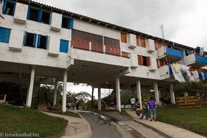 Straße verläuft unter dem Langhaus durch