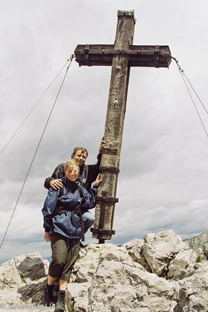 Anne und Lars beim Gipfelkreuz