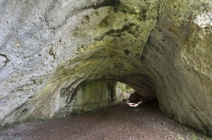 Die Höhle Große Scheuer auf dem Archäologischen Pfad Rosenstein