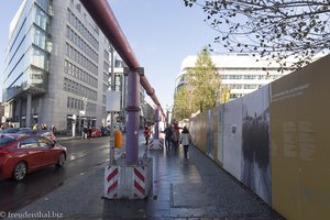 Deutsche Geschichte an der Wand - am Checkpoint Charlie
