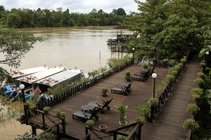 Sonnenterrasse der Lodge direkt am Kinabatangan River