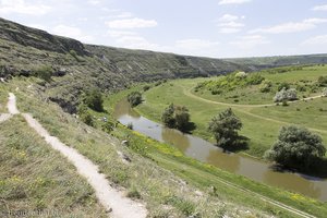 Aussicht von den Einsiedlerhöhlen auf den Hang des Butuceni-Hügel in Moldawien.