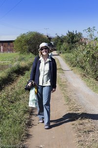 Annette am Wandern am Inle-See