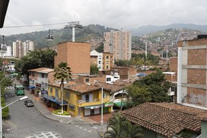Ausblick aus der Metrostation auf die Stadt Medellín.