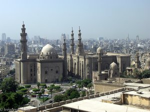 unterhalb der Zitadelle erheben sich einige Moscheen