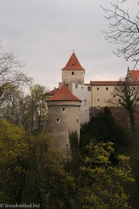 Blick vom Garten zur Goldenen Gasse und dem Folterturm