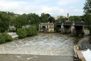 Blick über den Tiber zur Isola Tiberina