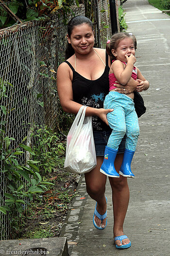 auch in Tortuguero Village quängeln die Kinder mal...