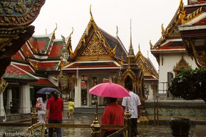 bei einem Gewitterschauer im Wat Phra Kaeo