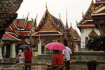 bei einem Gewitterschauer im Wat Phra Kaeo