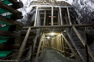 Holzstützen zur Sicherung der Stollen in den Minen von Nemocón