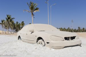 zwei völlig versandete Autos im Strand - Kunst im Oman