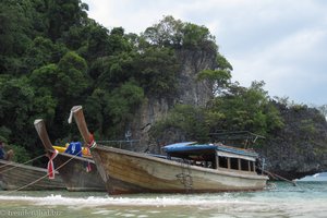 Boote am Strand von Ko Phak Bia