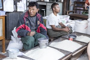 Reisverkäuer auf dem Mani Sithu Market von Bagan