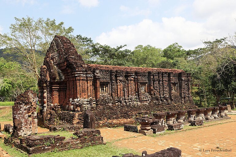 Längsseite des Versammlungsgebäudes (Mandapah) D1 in Mỹ Sơn