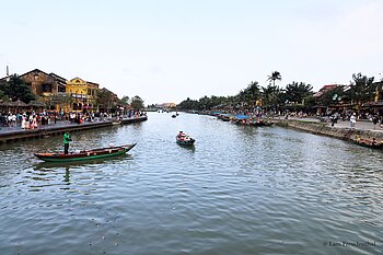 Boote auf dem Sông Thu Bồn, dem Fluss in Hội An