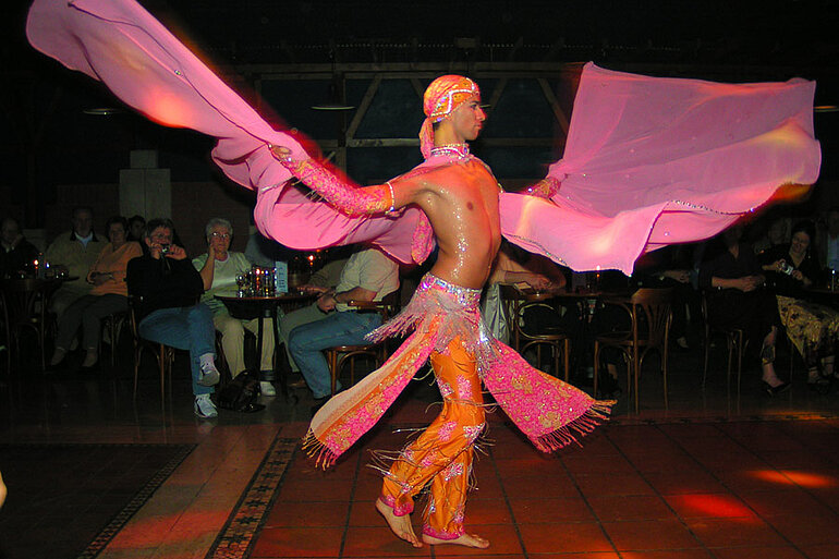 Bauchtänzer bei Pamukkale wirkt wenig männlich.