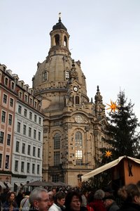 Blick über den Weihnachtsmarkt zur Dresdner Frauenkirche