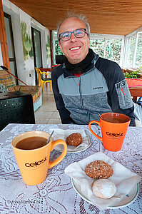 Lars bei Kaffee und Gebäck in Katarina's Cafe