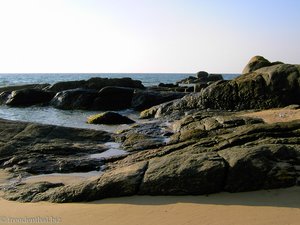 Granitfelsen am Strand bei Ahungalla