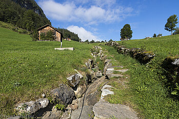 Entlang dem felsigen Bachlauf bei Falcheren