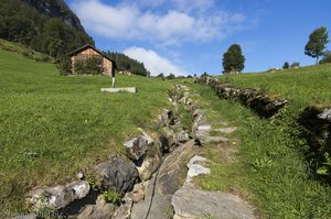 Entlang dem felsigen Bachlauf bei Falcheren