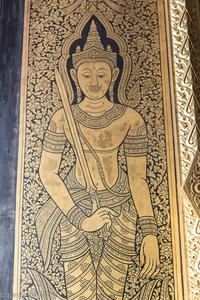 eine der goldenen Türen beim Phra Maha Mondop