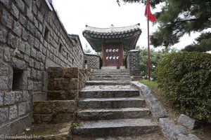 Treppe hinauf zur Festung Hwaseong in Suwon