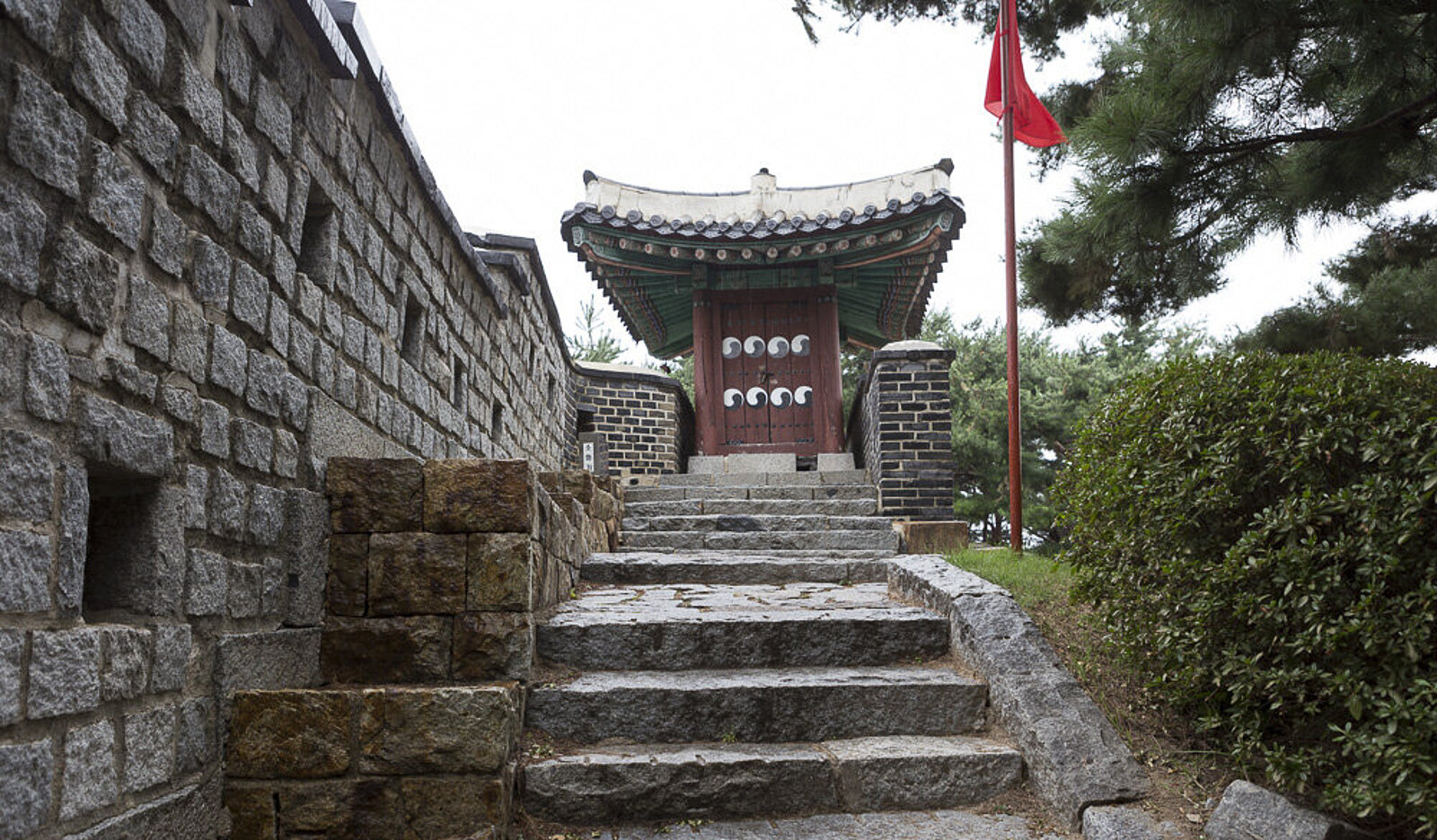 Aufstieg zur die Festung Hwaseong von Suwon in Südkorea