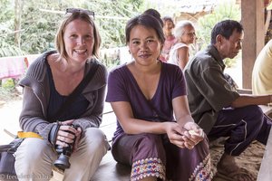 Anne sitzt im Wohnzimmer der Khmu