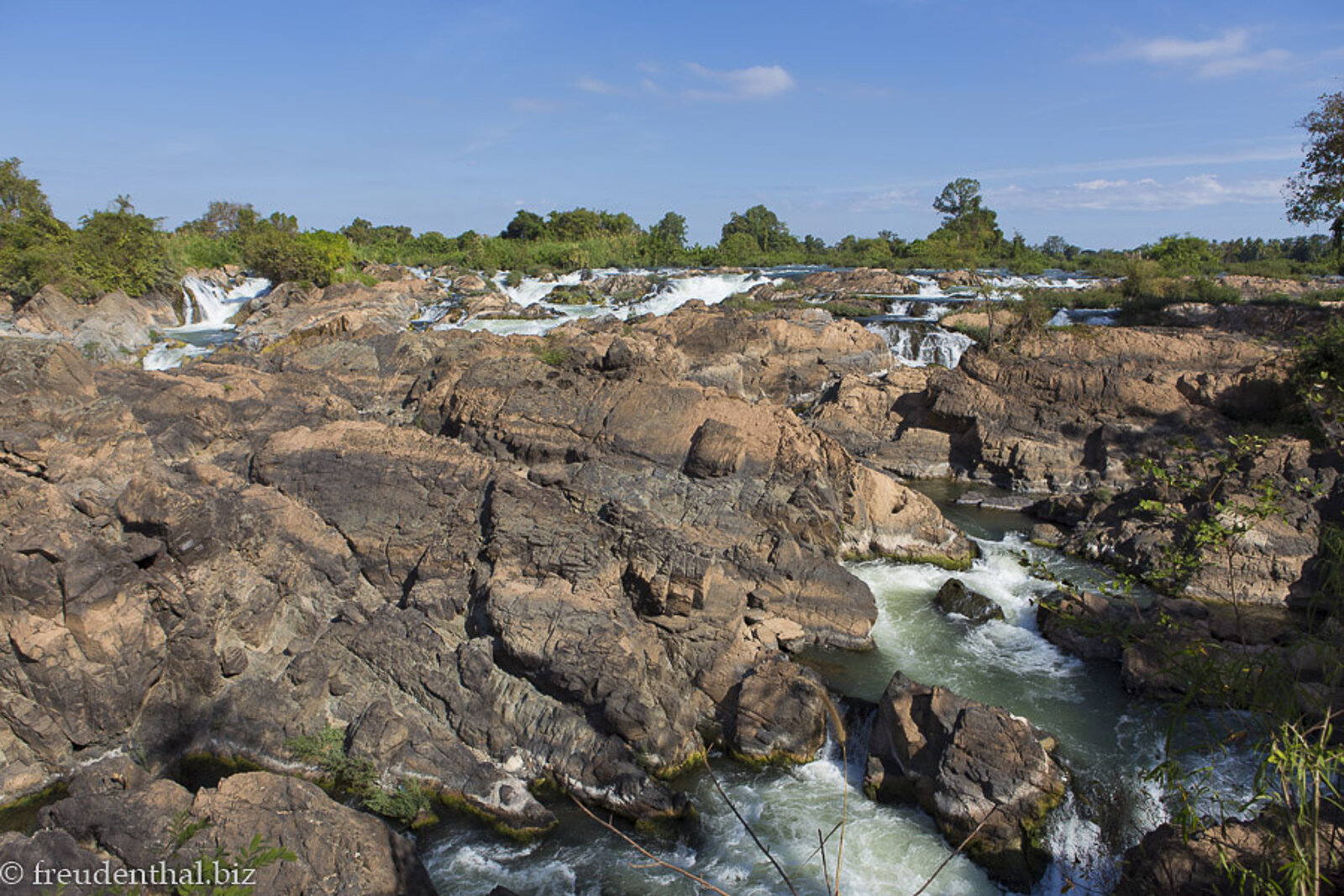 Felsen beim Somphamit-Wasserfall auf Don Khon in Laos