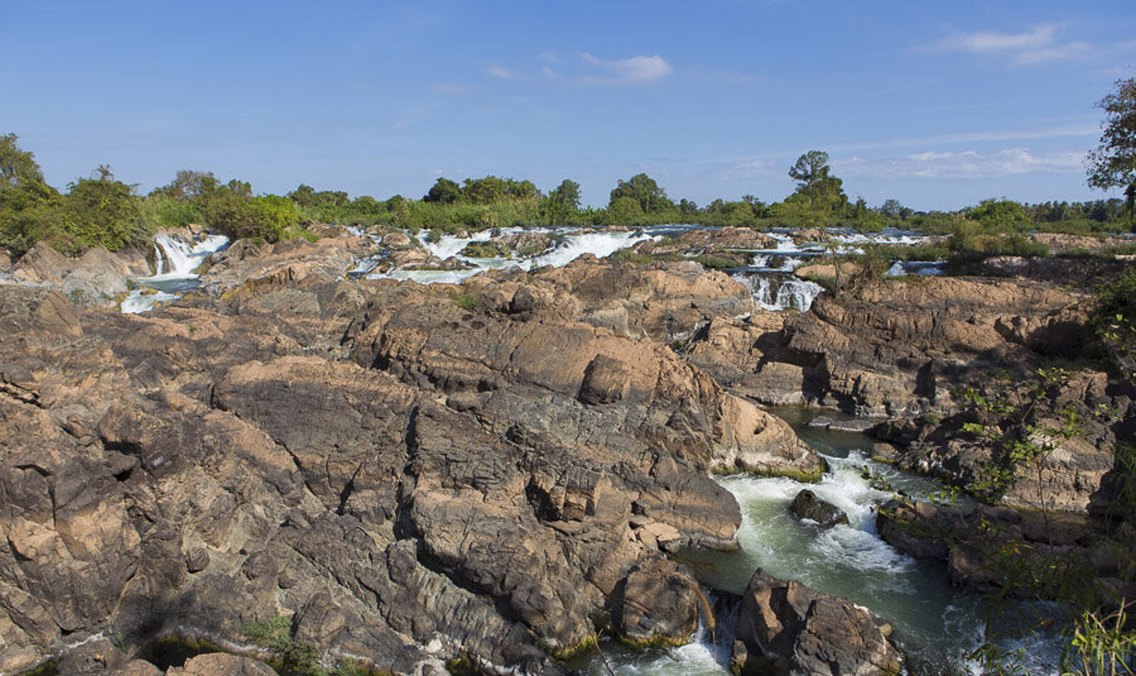 Felsen beim Somphamit-Wasserfall auf Don Khon in Laos