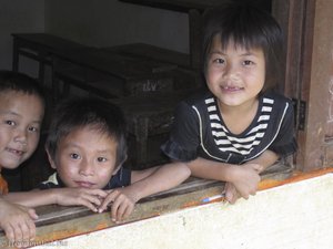 Kinder aus dem Hmong-Dorf Phathao in der Schule bei Vang Vieng