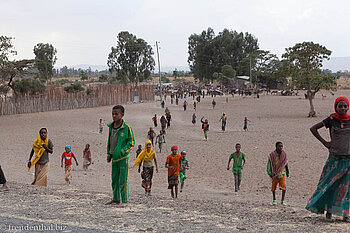 Die Armut ist groß, hier kommen sie zum Betteln angerannt
