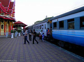 Ein Zug beim Bahnhof von Hua Hin