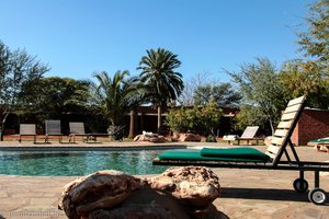 Pool der Anib Lodge am Rande der Kalahari