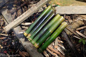 in den ausgehöhlten Bambusrohren garen die Iban das Hühnerfleisch
