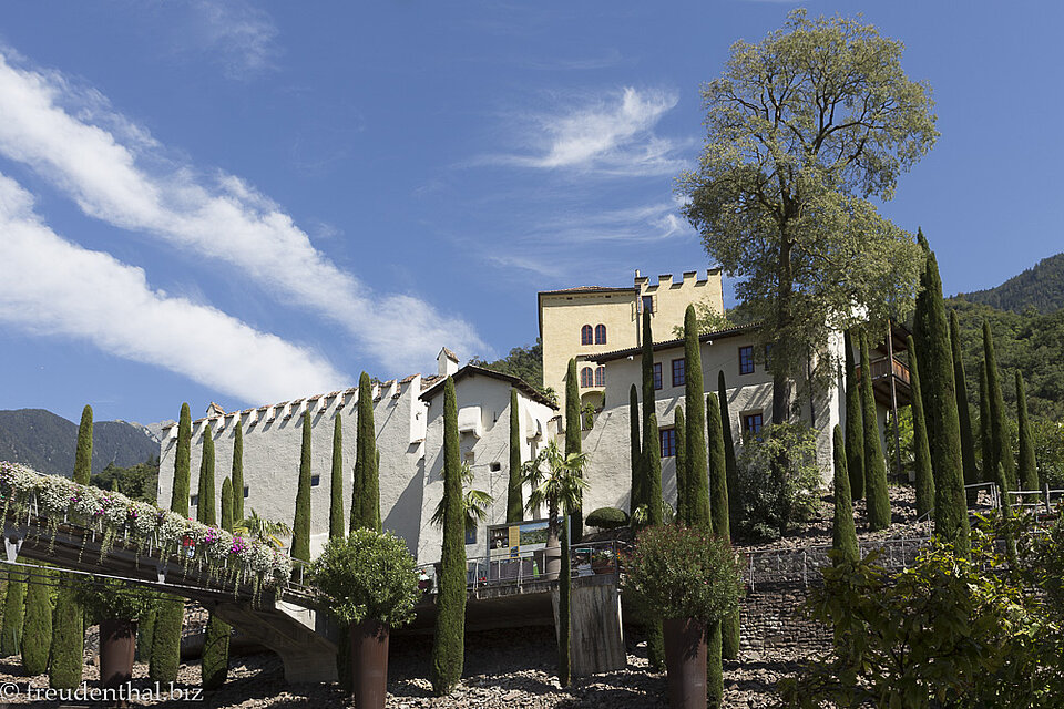 Ansicht Schloss Trauttamansdorff vom Parkplatz bei Meran, Südtirol